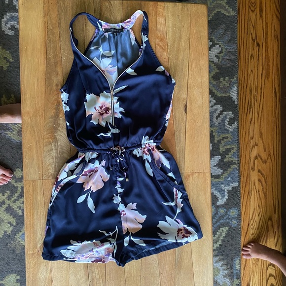 Lightweight blue floral Dynamite romper, size XS - Picture 2 of 5